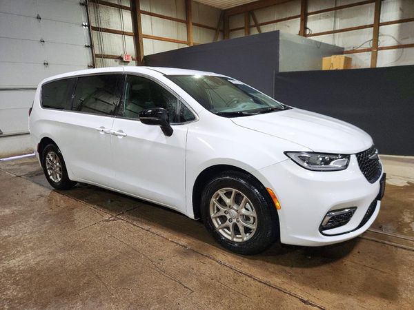 2025 CHRYSLER PACIFICA Select — Passenger 3/4