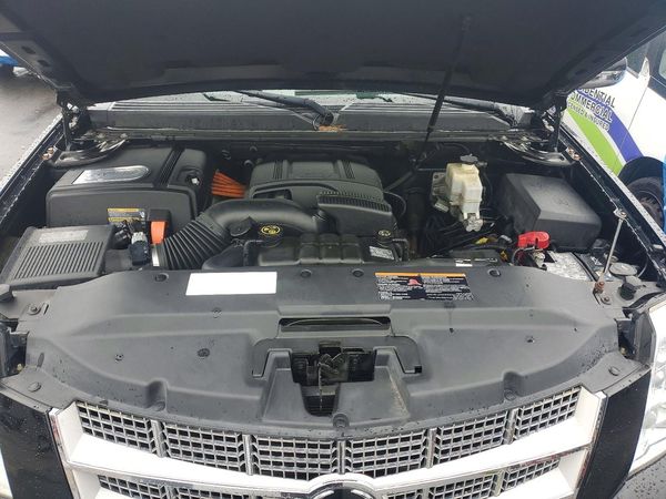 2013 CADILLAC ESCALADE Platinum Hybrid — Engine bay