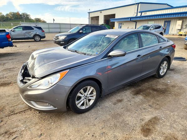 2013 HYUNDAI SONATA GLS/ GLS Popular — Front 3/4