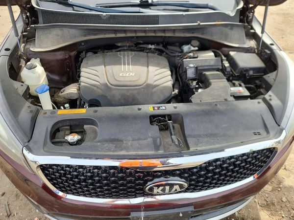2017 KIA SORENTO EX — Engine bay