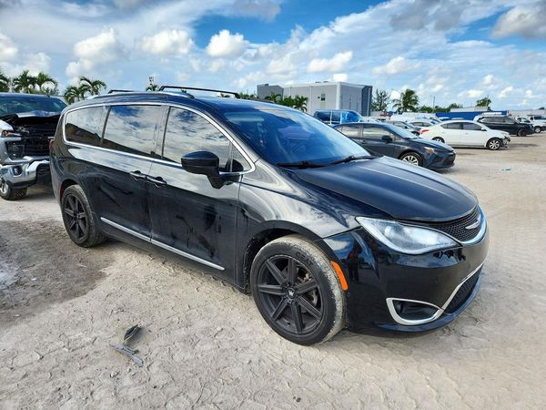 2017 CHRYSLER PACIFICA Touring L Plus — Passenger 3/4