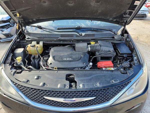 2017 CHRYSLER PACIFICA Touring L Plus — Engine bay