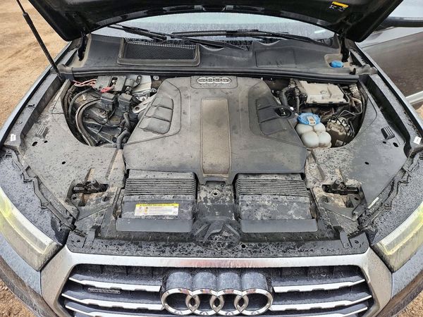 2017 AUDI Q7 S Line quattro Technik — Engine bay