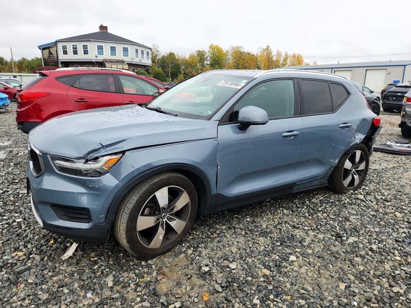 2020 VOLVO XC40 — DSFA — Front 3/4