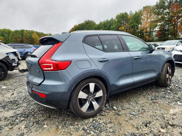 2020 VOLVO XC40 Momentum — PSRA