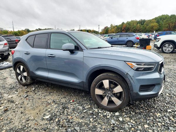 2020 VOLVO XC40 Momentum — Passenger 3/4