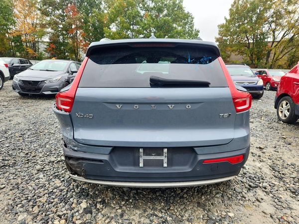 2020 VOLVO XC40 Momentum — DIRR