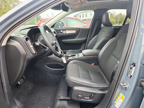 2020 VOLVO XC40 Momentum — DENT
