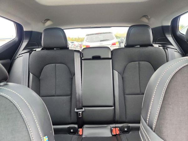 2020 VOLVO XC40 Momentum — SUVN