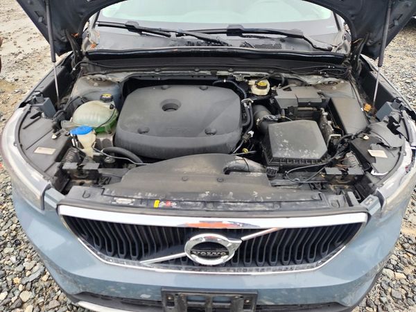 2020 VOLVO XC40 Momentum — Engine bay