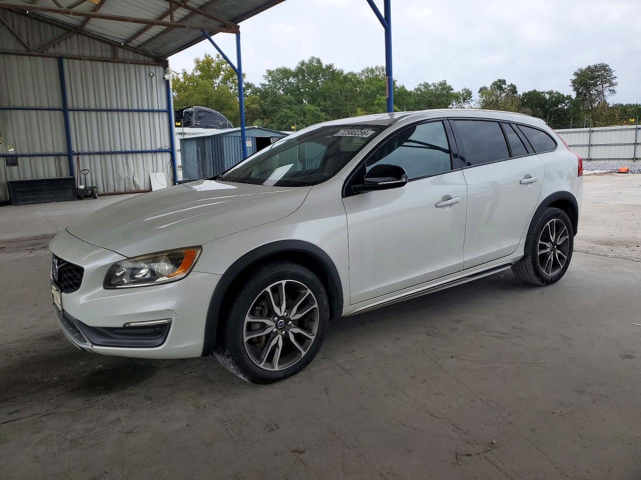 2015 VOLVO V60 CROSS COUNTRY Premier (non R design) — Front 3/4