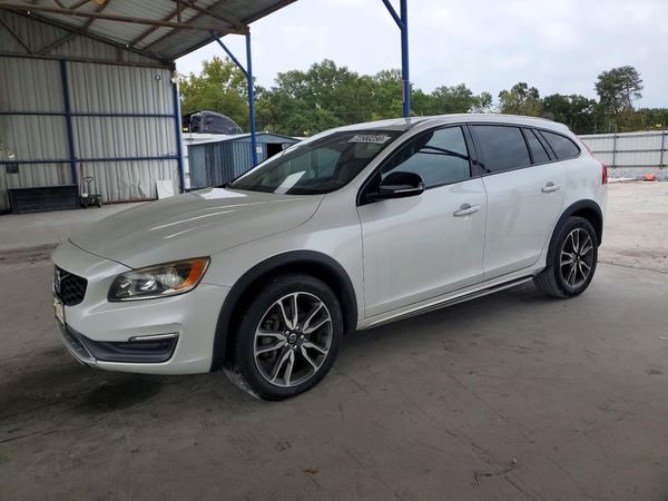 2015 VOLVO V60 CROSS COUNTRY Premier (non R design) — Front 3/4