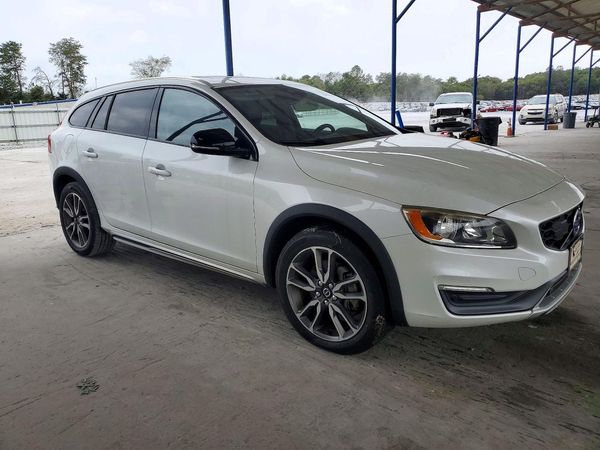 2015 VOLVO V60 CROSS COUNTRY Premier (non R design) — Passenger 3/4