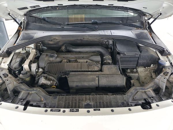 2015 VOLVO V60 CROSS COUNTRY Premier (non R design) — Engine bay