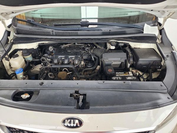 2015 KIA SEDONA GL - Middle-low — Engine bay