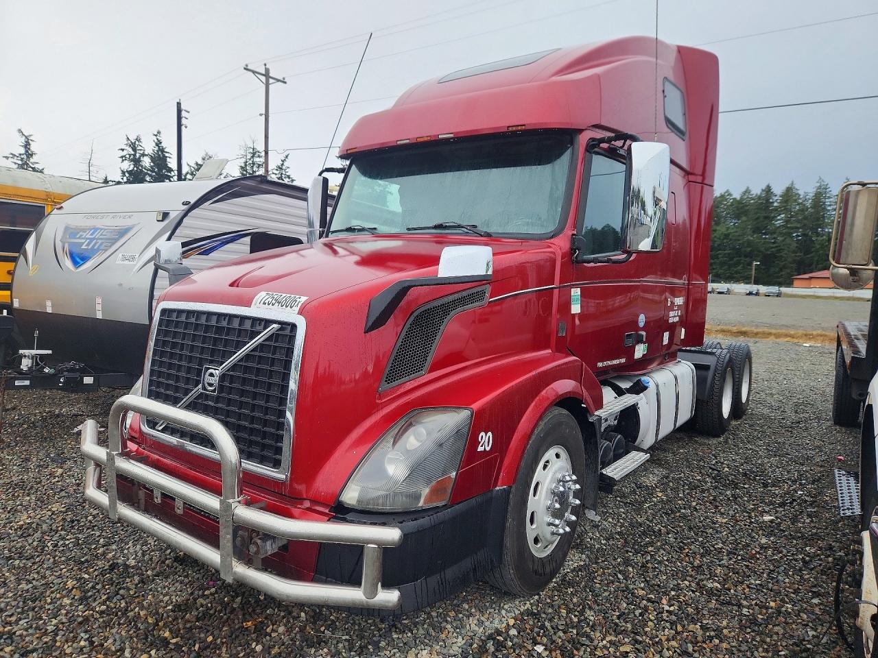 2013 VOLVO VN — Front 3/4