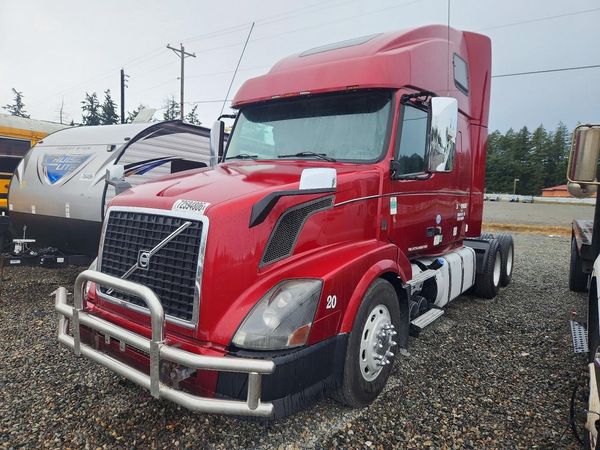 2013 VOLVO VN — DSFA — Front 3/4