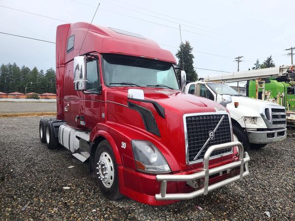 2013 VOLVO VN — Passenger 3/4