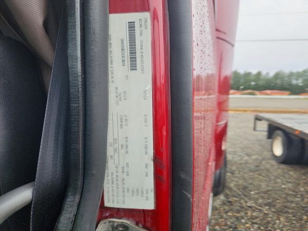 2013 VOLVO VN — VINS