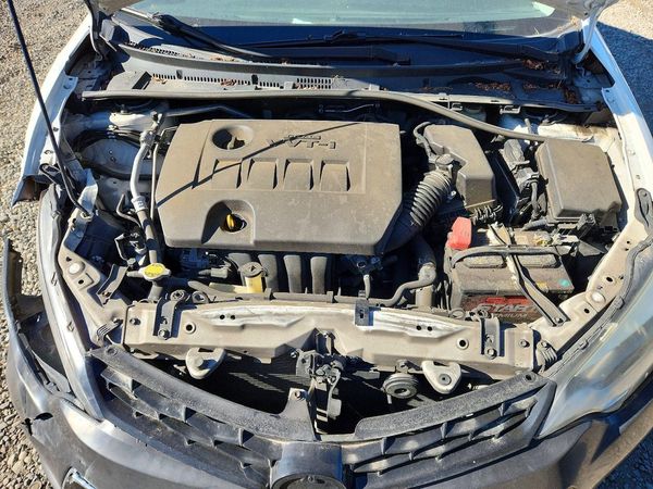 2015 TOYOTA COROLLA L/LE — Engine bay