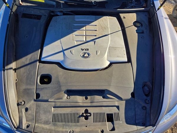 2015 LEXUS LS 460 — Engine bay
