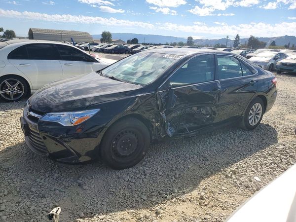 2016 TOYOTA CAMRY — Front 3/4