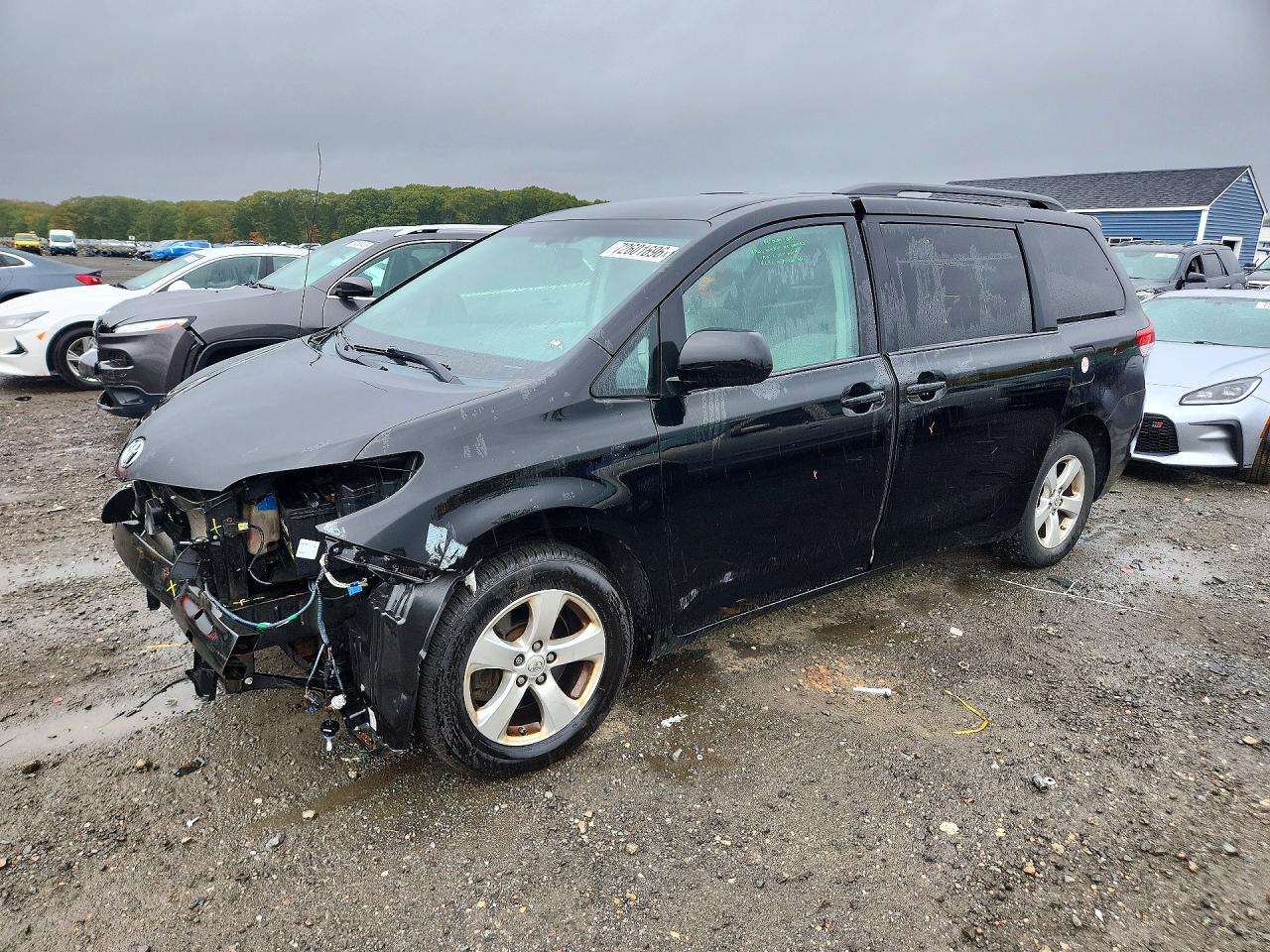 2013 TOYOTA SIENNA — Front 3/4