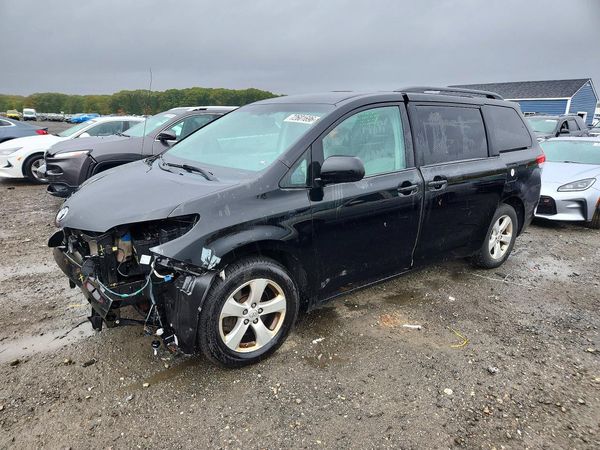 2013 TOYOTA SIENNA — Front 3/4