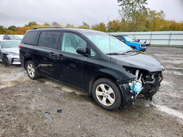 2013 TOYOTA SIENNA — Passenger 3/4
