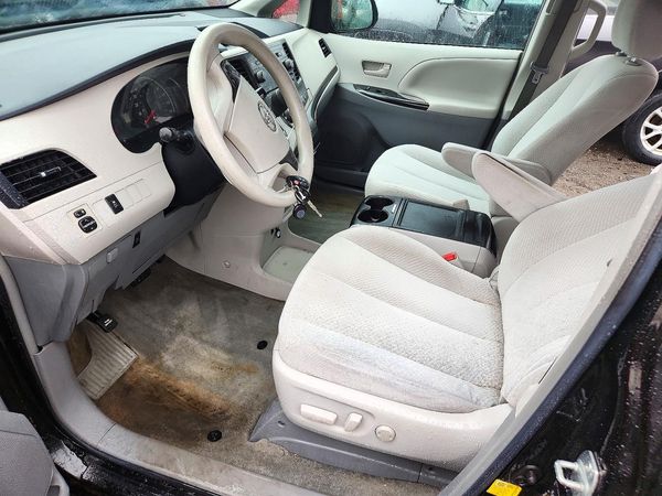 2013 TOYOTA SIENNA — DENT