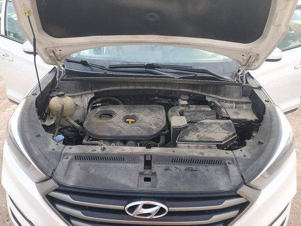 2016 HYUNDAI TUCSON — Engine bay