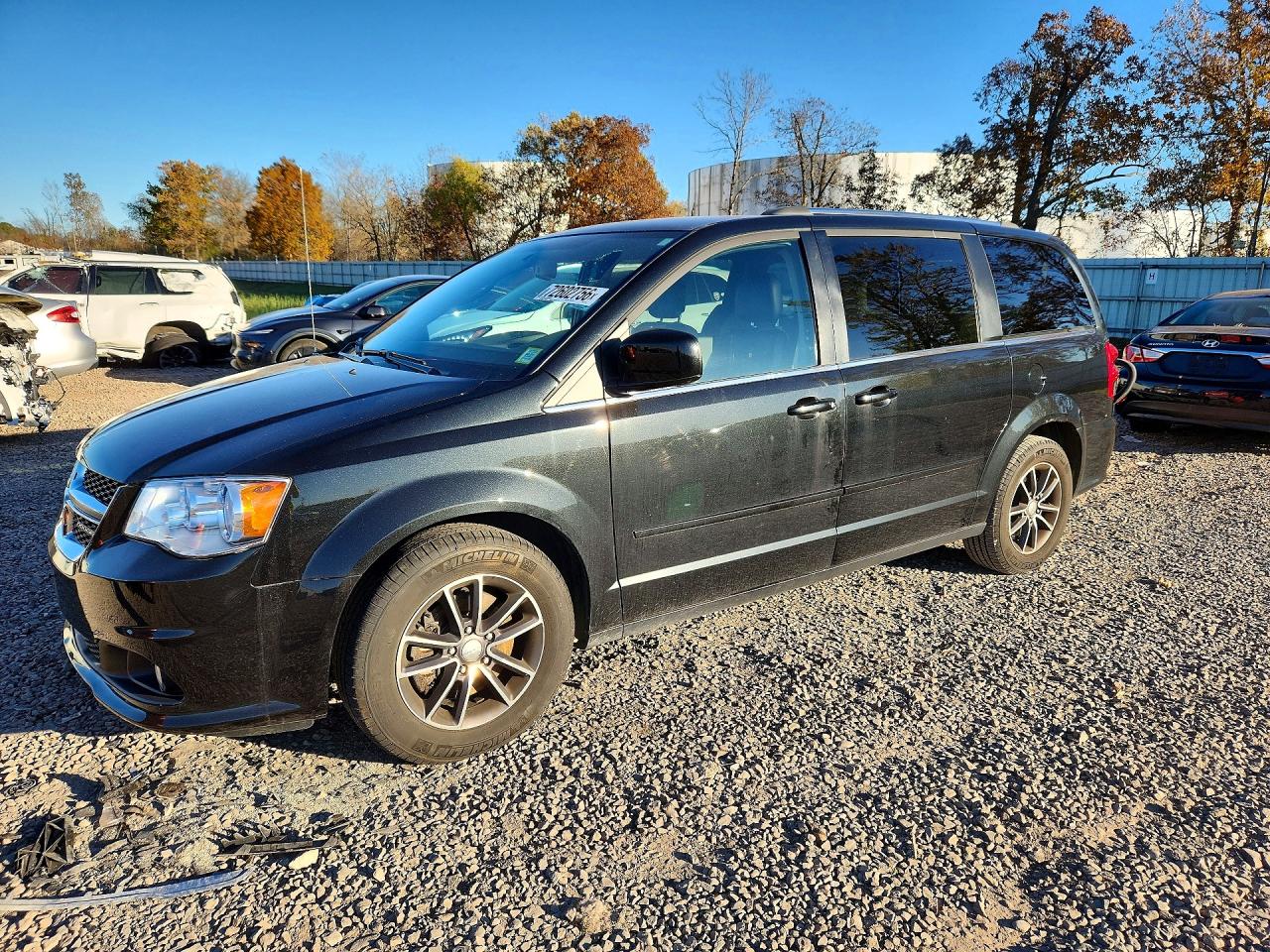 2017 DODGE GRAND CARAVAN SXT — Front 3/4