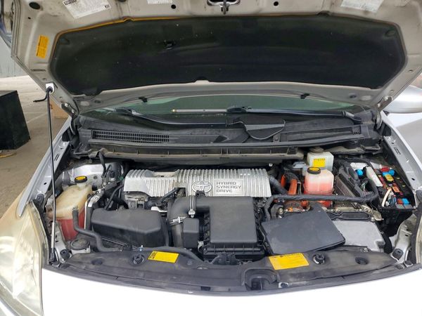 2012 TOYOTA PRIUS — Engine bay