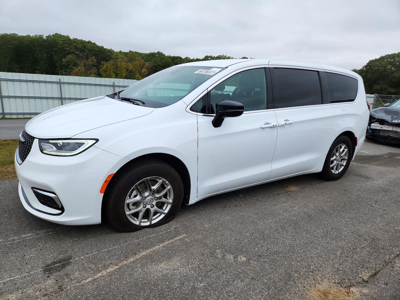 2026 CHRYSLER PACIFICA Select — Front 3/4