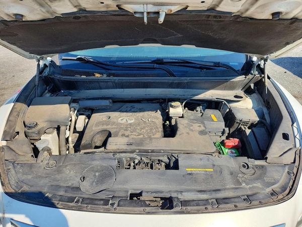 2014 INFINITI QX60 — Engine bay
