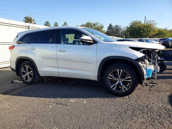 2017 TOYOTA HIGHLANDER LE/LE Plus — Passenger 3/4