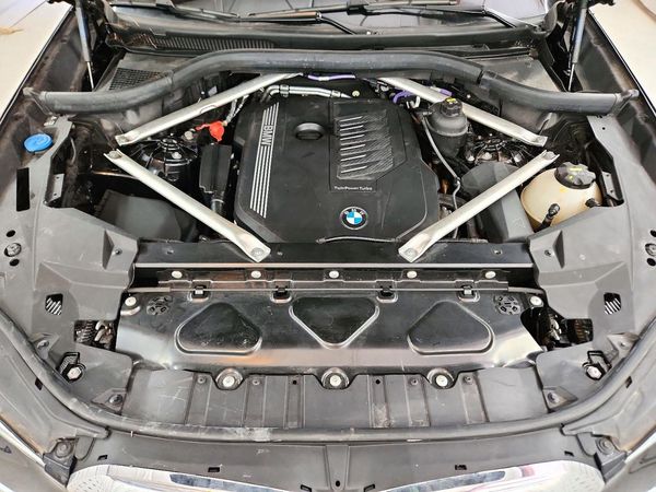 2022 BMW X5 sDrive40i — Engine bay