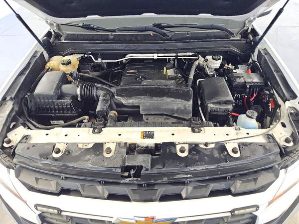2022 CHEVROLET COLORADO LT — Engine bay