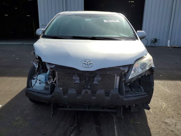 2015 TOYOTA SIENNA
