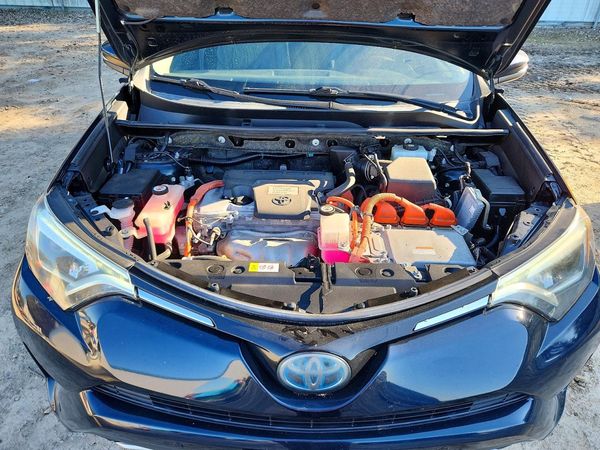 2018 TOYOTA RAV4 Ltd — Engine bay