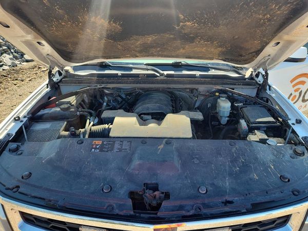 2015 CHEVROLET TAHOE — Engine bay