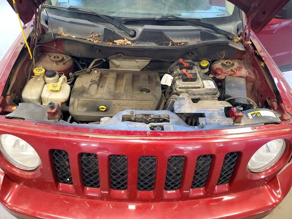 2016 JEEP PATRIOT Sport — Engine bay