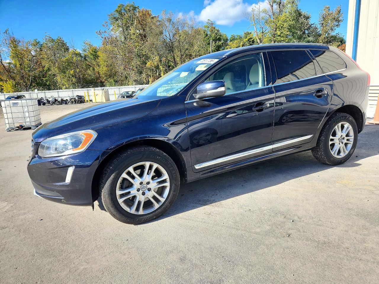 2016 VOLVO XC60 — Front 3/4