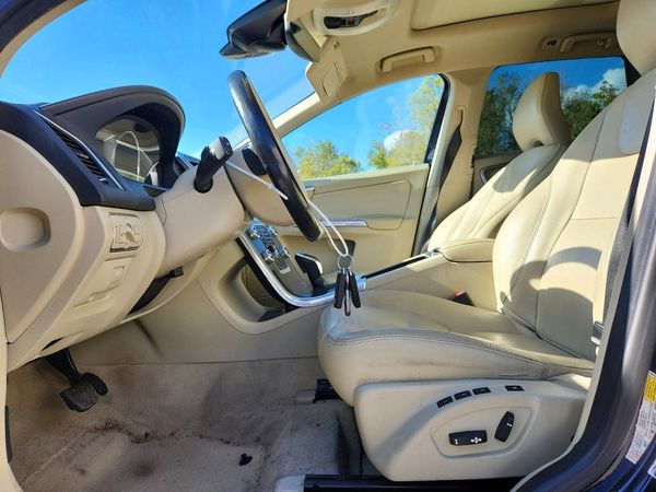 2016 VOLVO XC60 — DENT
