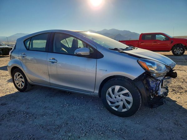2015 TOYOTA PRIUS C ON — Passenger 3/4