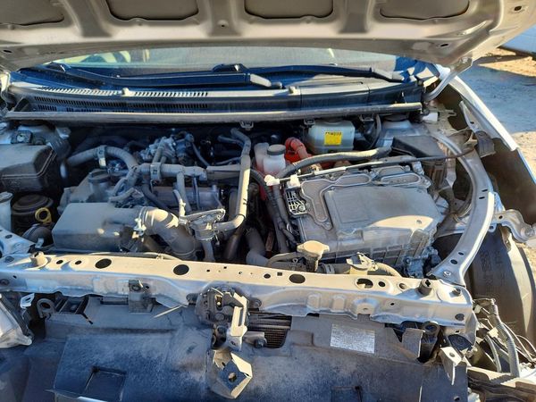 2015 TOYOTA PRIUS C ON — Engine bay