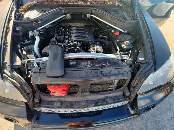 2013 BMW X5 xDrive35d — Engine bay