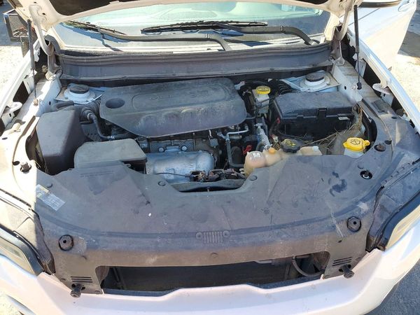2021 JEEP CHEROKEE Latitude Plus — Engine bay