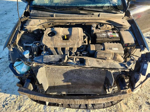 2017 HYUNDAI ELANTRA — Engine bay