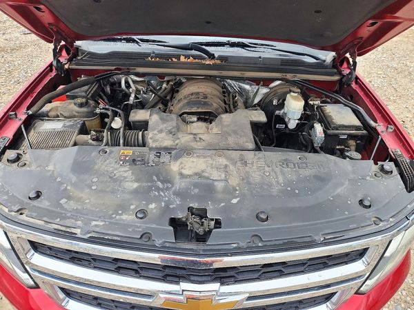 2015 CHEVROLET SUBURBAN LT — Engine bay